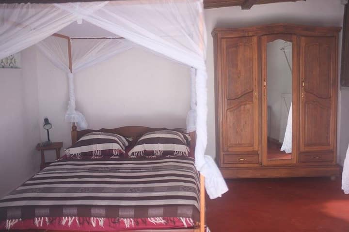 chambre 2 avec lit double baldaquin