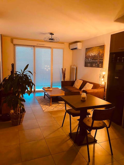 Annonce Airbnb populaire: Air-conditioned apartment Sunny terrace Parking space à Croix D'argent