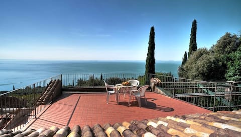 Villa in the green, great lake view