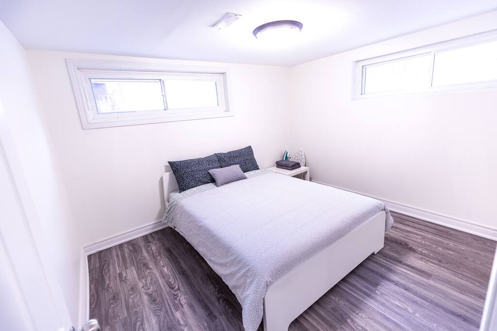 NEW Queen Bed with hotel quality linens