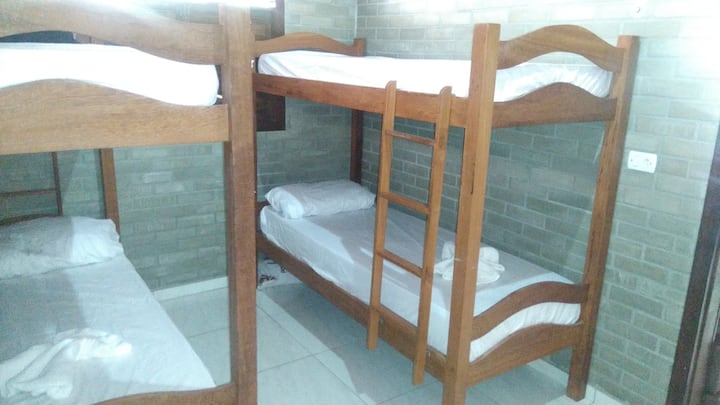 Chambre avec deux lits superposés superposés