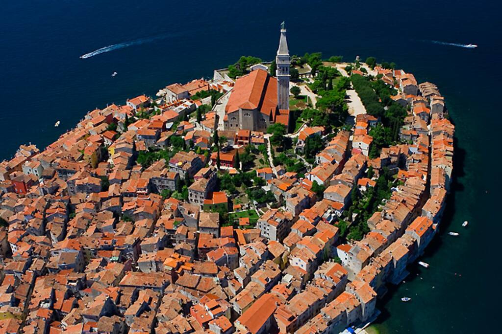 The amazing old town is on a 15 minutes walking distance from the apartment.
