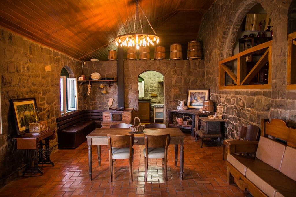 Sala de estar, mesa de jantar