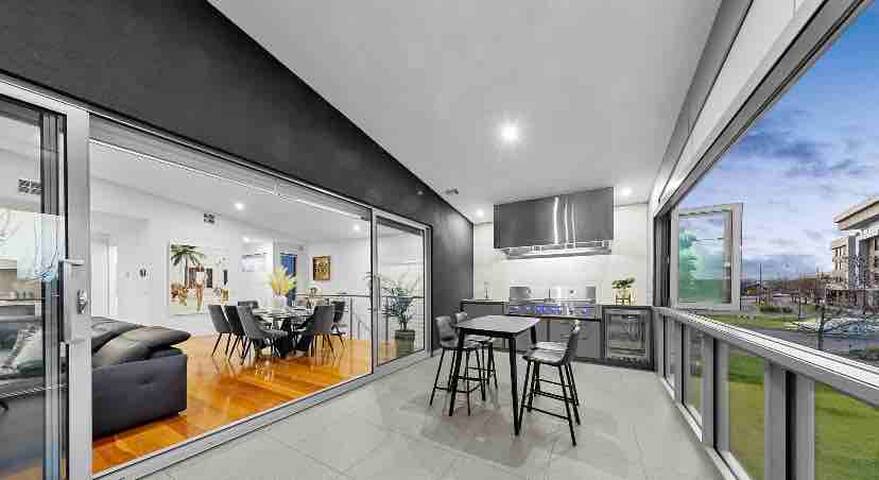 LAKEVIEW LUXURY gallery image 5