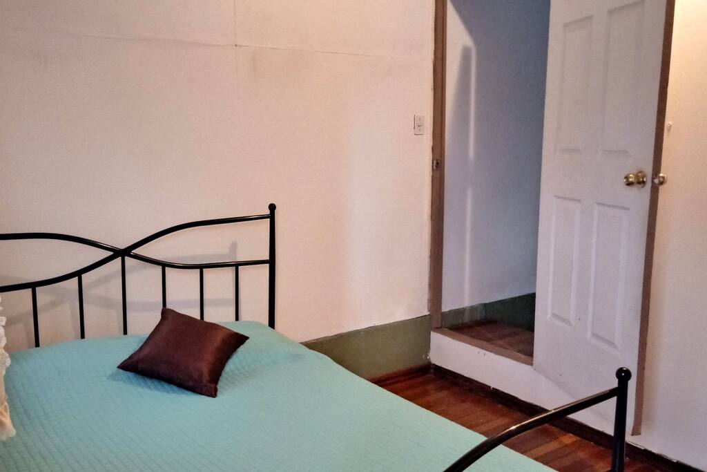 El dormitorio y detrás de la puerta una pequeña sala de T.V.