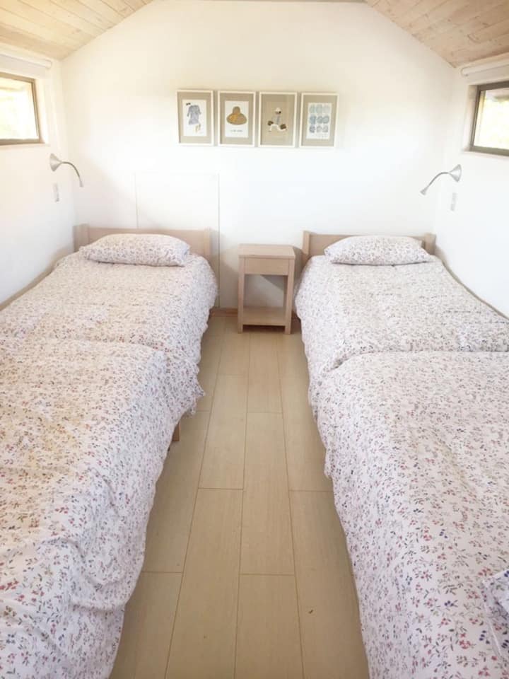 ห้องนอน 4 เตียงในห้องใต้หลังคาชั้นสอง