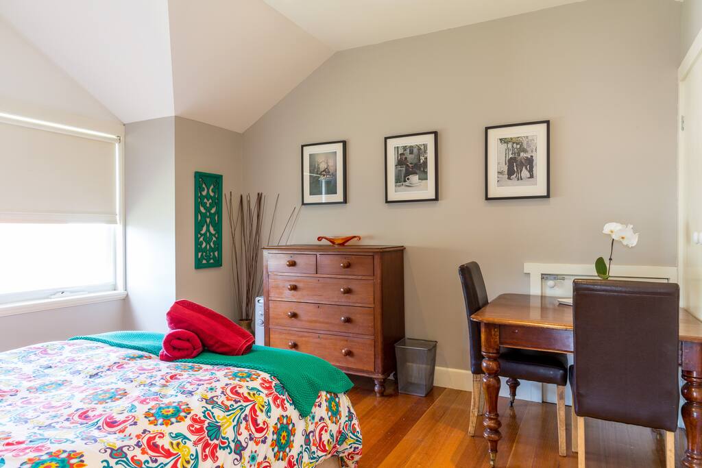 Spacious room with desk and chairs, unlimited WiFi