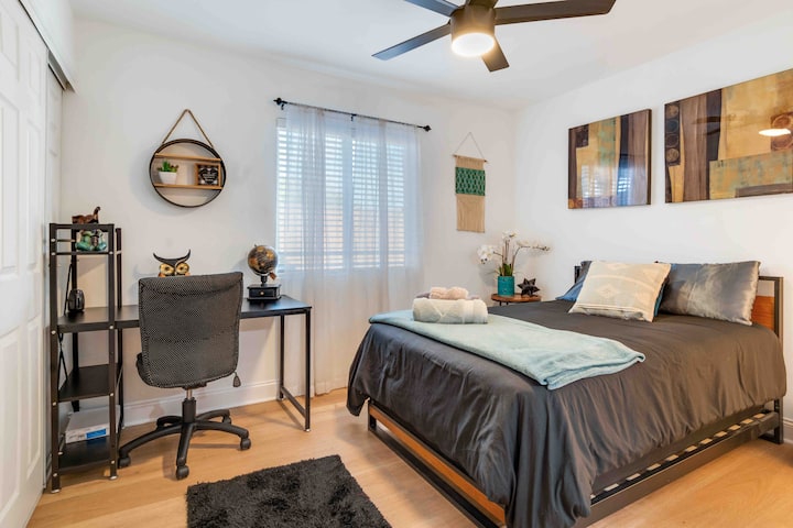 מיטה זוגית נוחה עם שולחן כתיבה ושירותים פרטיים צמודים. 