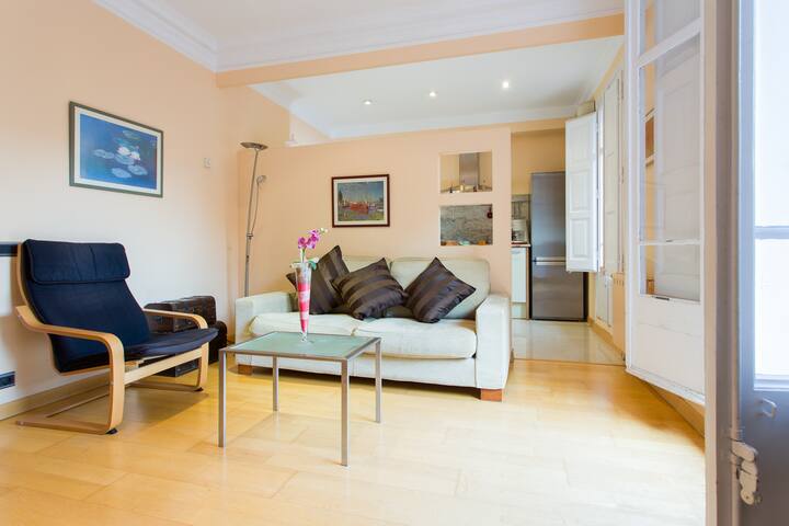 Charming Central Apt. Big Sunny Terrace! gallery image 4