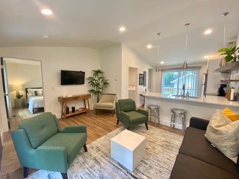 Top Airbnb: Greenville's Cozy Modern Cottage in Greenville