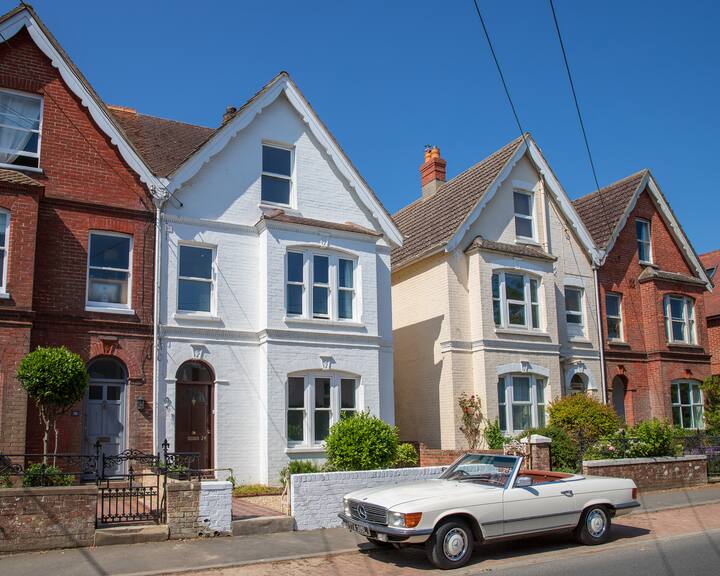 Sleeps 10, 5 Bedrooms & minutes from the beach Houses for Rent in