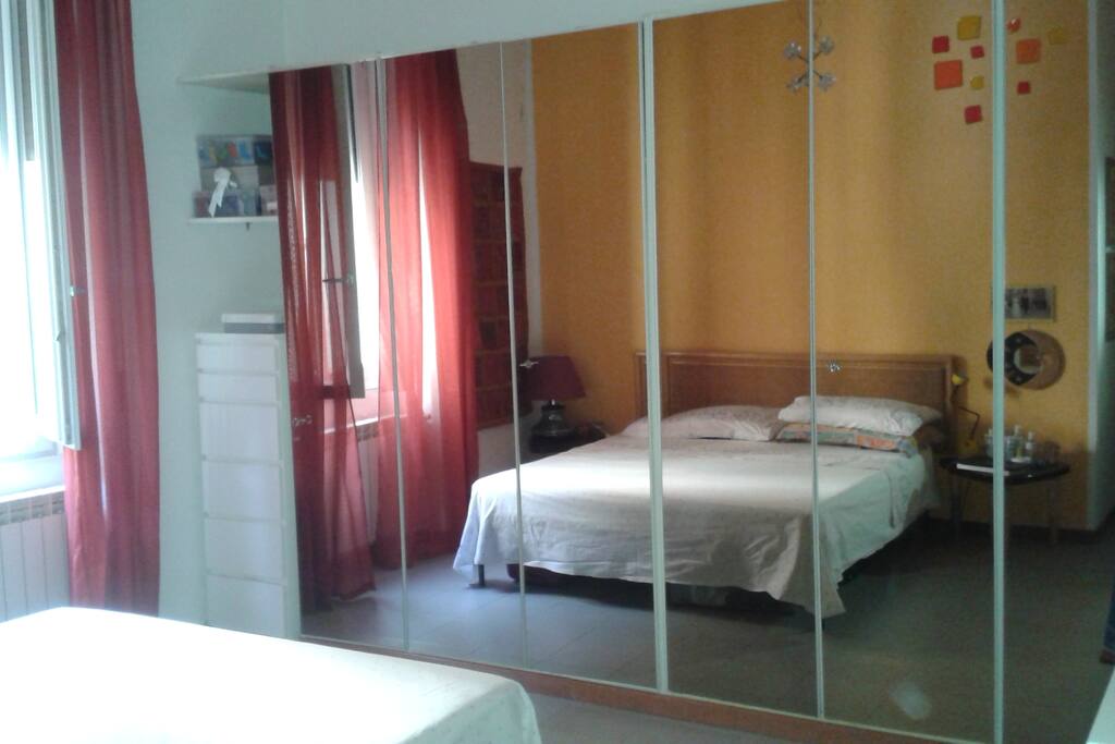 camera con letto matrimoniale _ bedroom w/ king bed