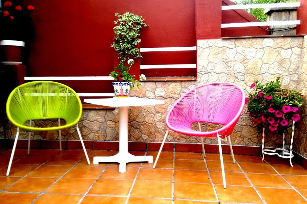 Sillones en terraza de apartamento de 4 plazas.