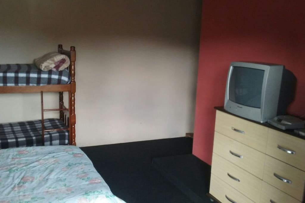 Quarto c TV.