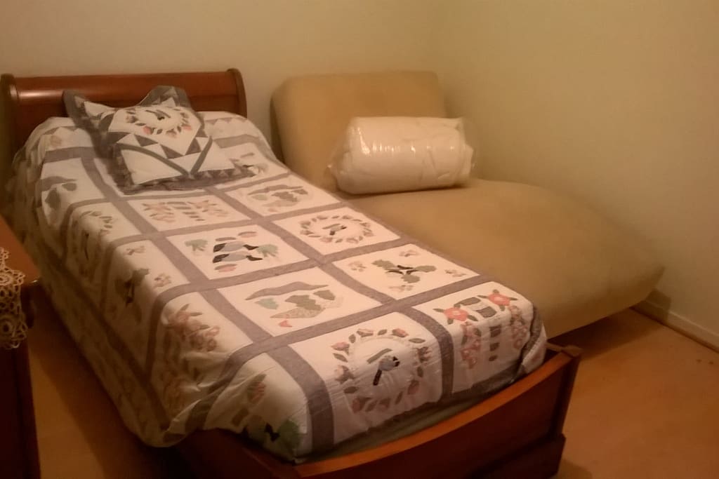 Une première chambre avec un lit double de 1 40 où en option un lit simple et un canapé.
