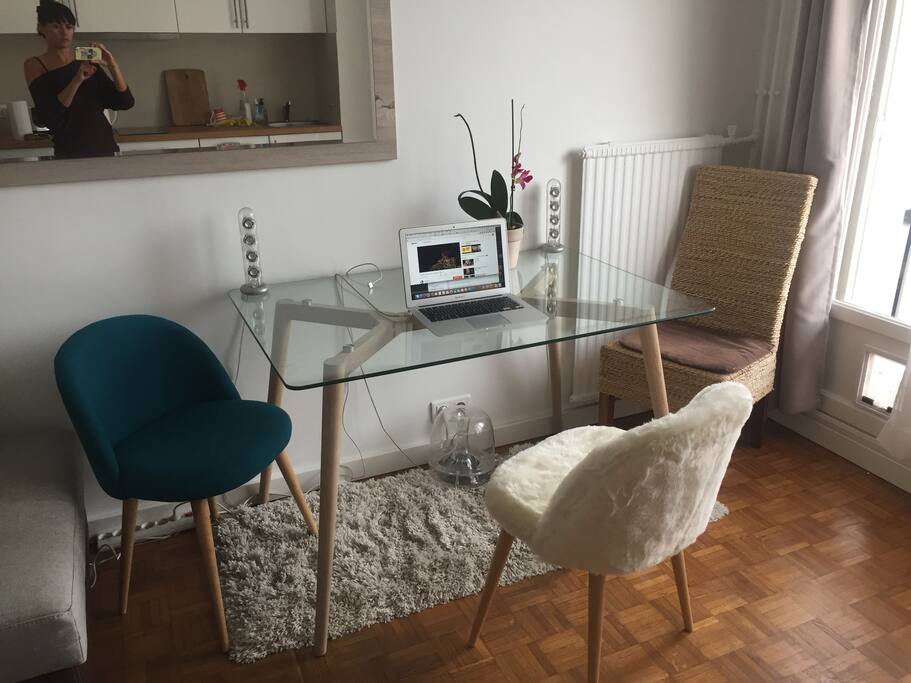 maintenant la table et les chaises sont celles-ci!