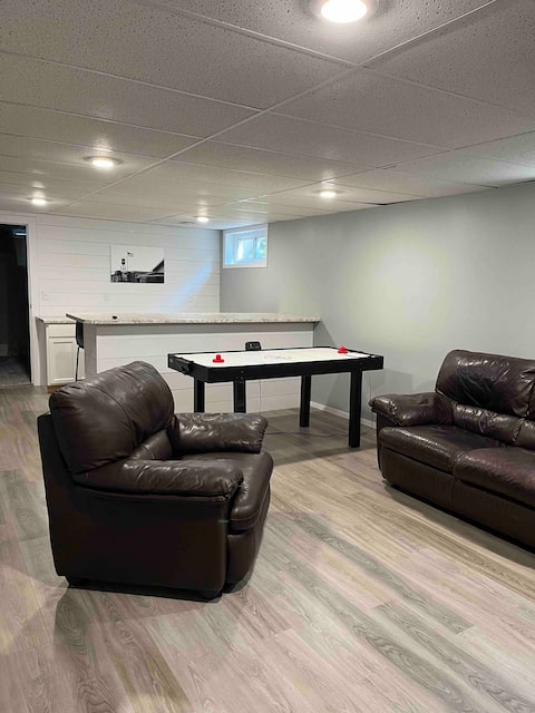 Spacious updated and modern home sleeps 13+