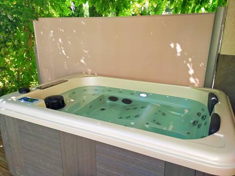 Beautiful vaults with SPA and Massages