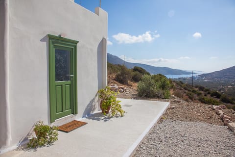 Brandnew apt Yialinas. View to the Amorgian nature