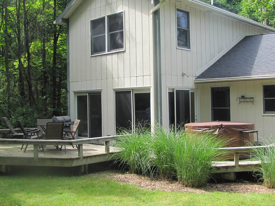 Very private back deck with hot tub