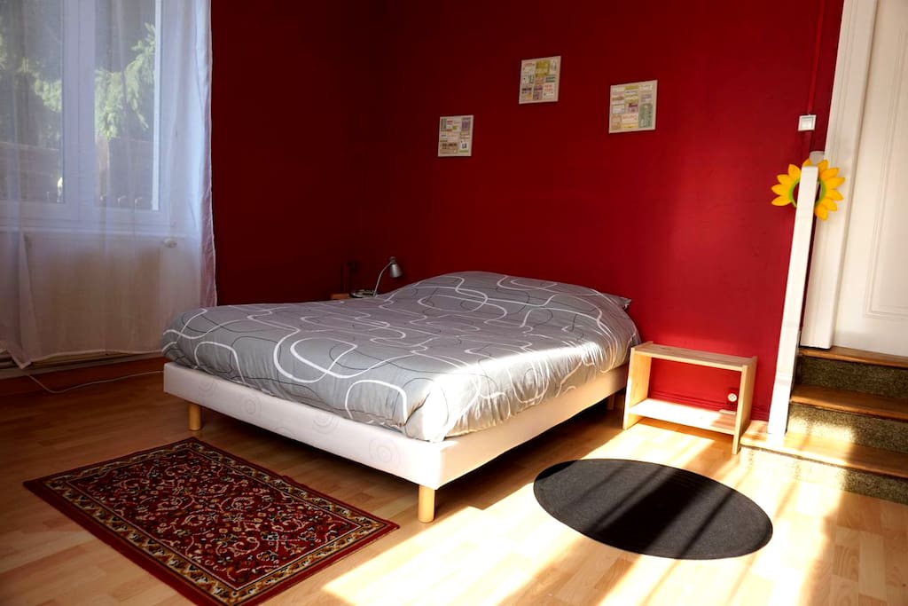La chambre principale et le lit double.