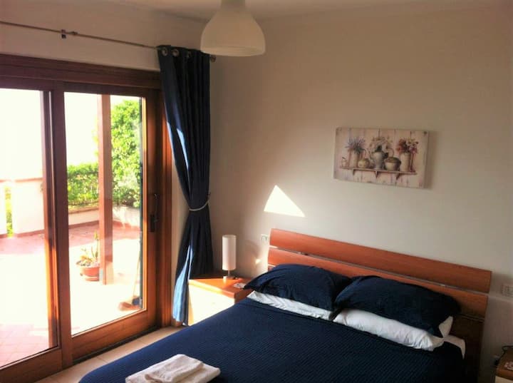 ห้องนอนผู้เข้าพักมีระเบียงและวิวทะเลที่น่าตื่นตาตื่นใจอย่างเต็มที่