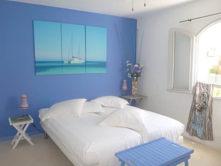 4 dhoma gjumi, 2 krevate në 160 cm, 4 krevate në 90 cm, për 8 persona në Calvi.