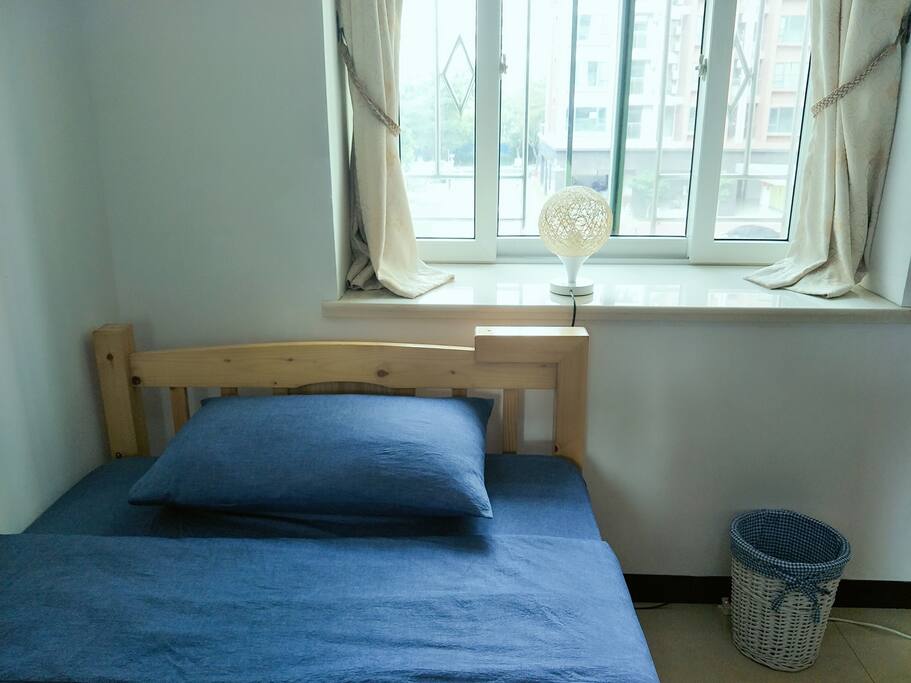 晨起鸟语花香 阳光洒进窗台 日子也会很灿烂啊