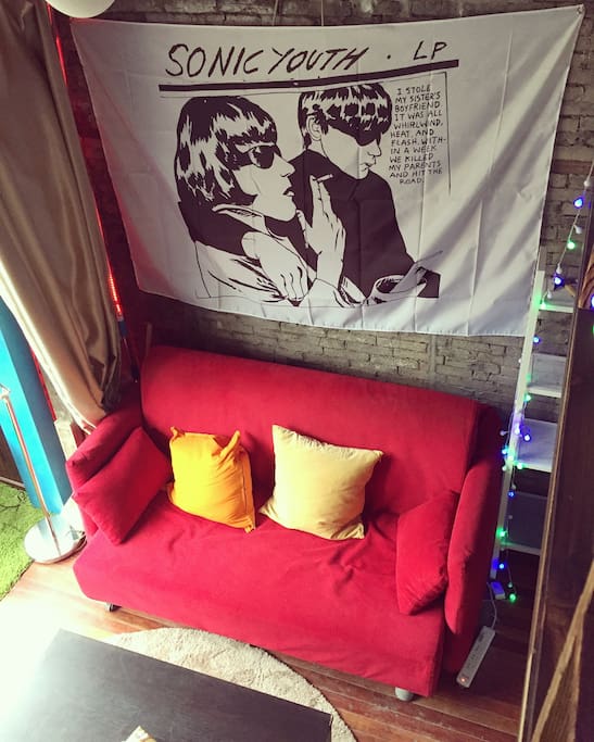 This red sofa pulls out to be a bed. 红色沙发拉出来就是床。
