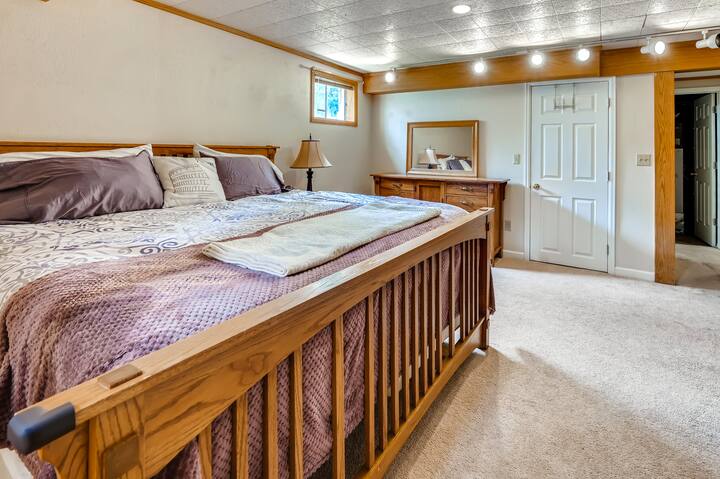 חדר שינה עם מיטת קינג