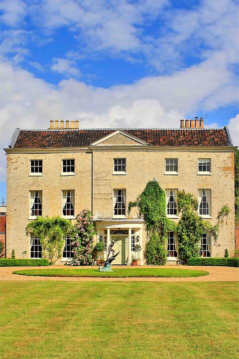 Stunning House Sleeps 18, Hot Tub, Pool and Tennis