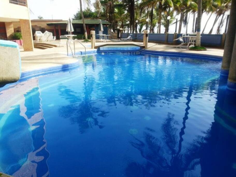 Conjunto Residencial ubicado en frente del Mar, familiar, tranquilo, seguro, cuenta con cerco eléctrico, vigilancia privada, con acceso a la playa, espectaculares areas comunes, piscina con tobogán, parrillera, caney o churuata, cancha de voleyball, 2 baños y tumbonas para disfrutar tanto la piscina como de la playa, 1 ascensor. Muy céntrico a 10 minutos del pueblo de Tucacas, y a 15 minutos del Parque Nacional Morrocoy.