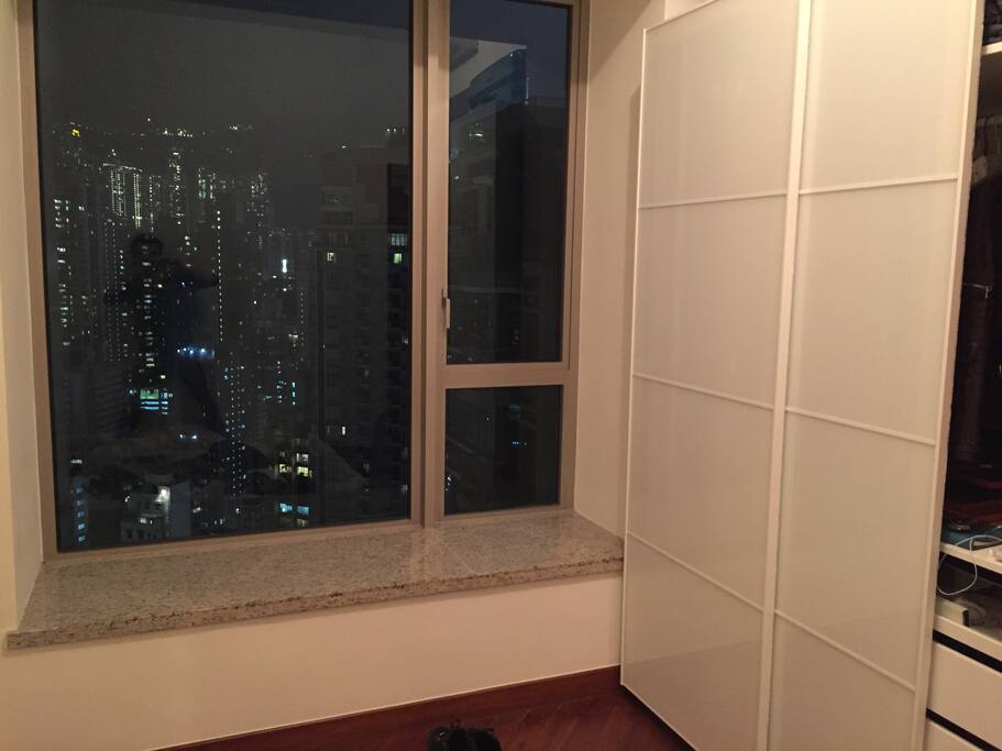 Bedroom, high ceiling, lot of space with wardrobe, view on the Peak