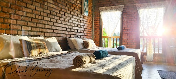 Bilik tidur dengan 2 bilik mandi Queen dan bersambung.