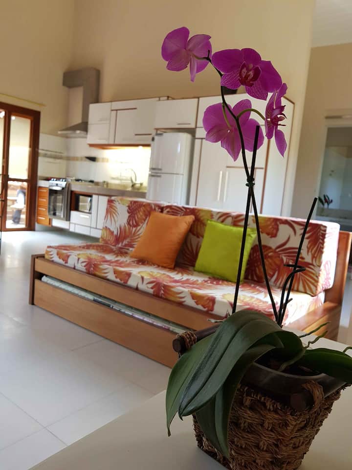 Chumba cha chalet cha Bromelia kilicho wazi na kizuri sana kinajumuisha jiko katika mazingira moja! 