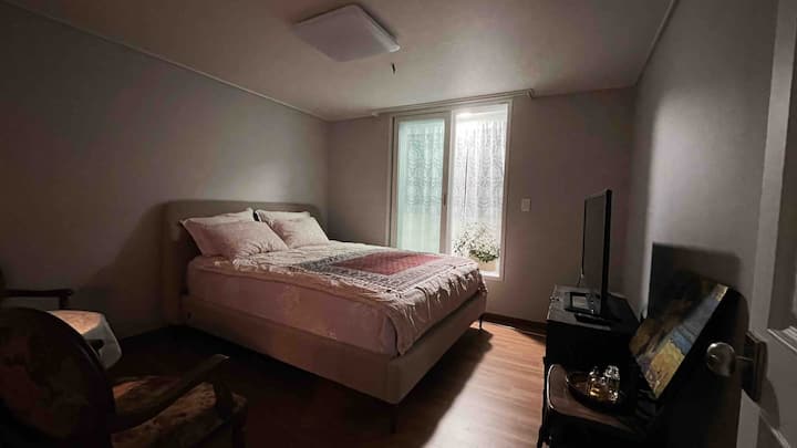 Kjo është dhoma e dytë e vizitorëve që ofrohet për rezervime prej 3 ose më shumë personash.