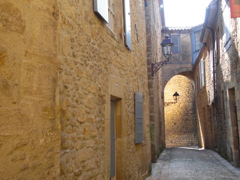 maison a gauche sur la photo début des remparts face a la tour du bourreau