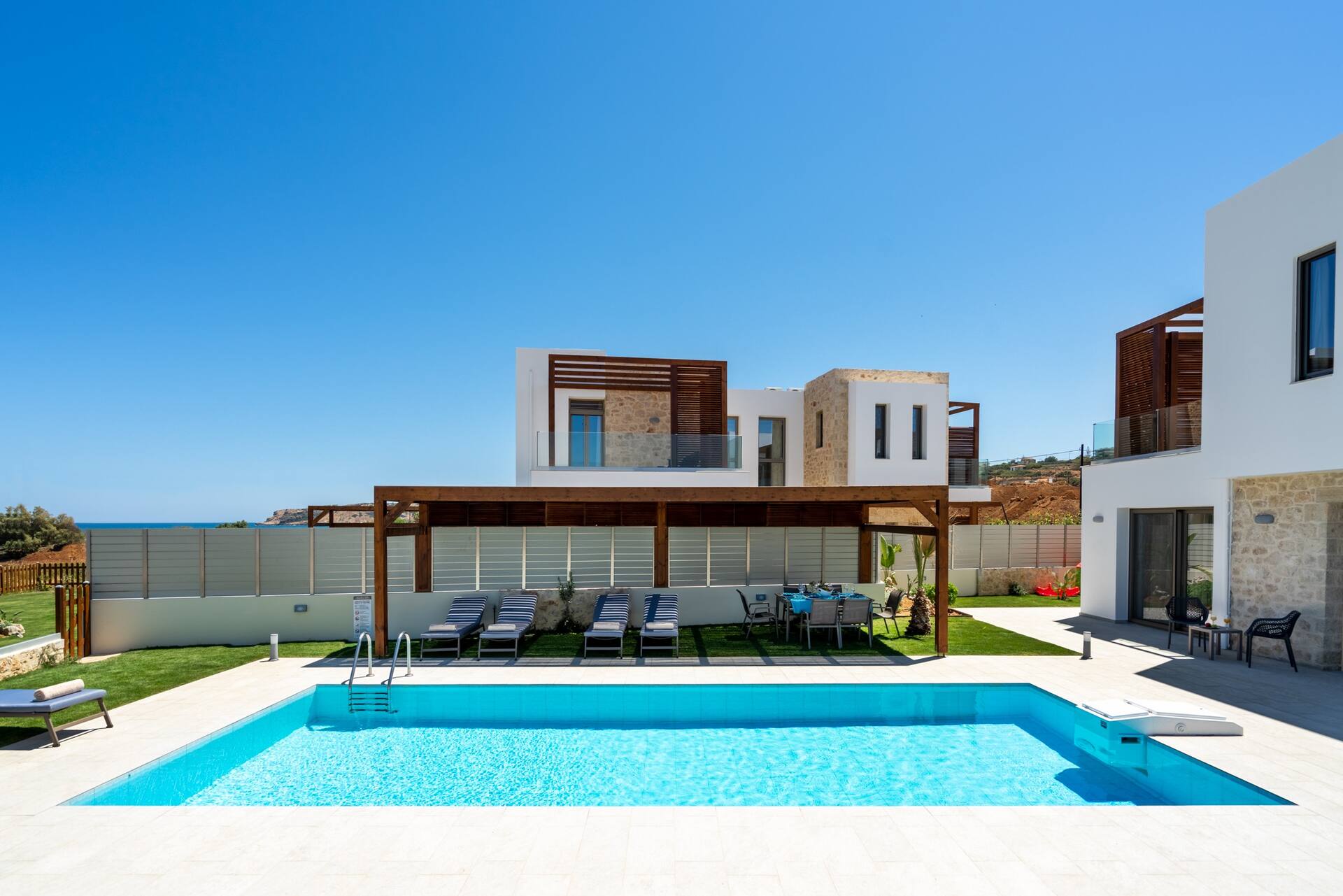 Beachfront Villa w/Private Pool, BBQ and Ping Pong