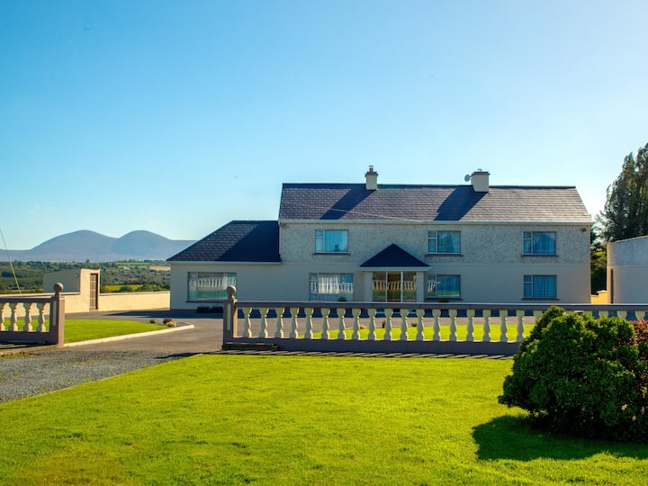 Cosy Traditional Farm House 20mins To Killarney Houses for Rent in