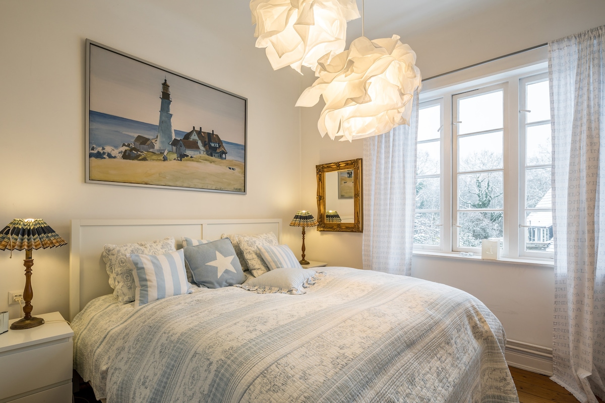 Sovrum, dubbelsäng 2x90x200