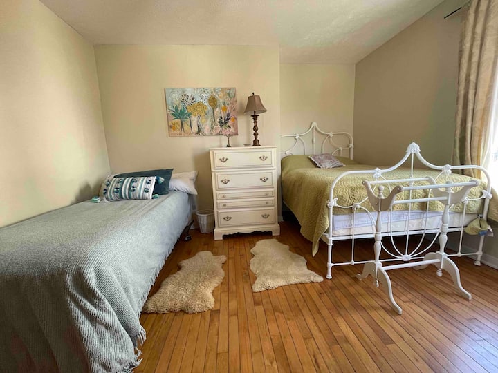 Ორადგილიანი საწოლი და ერთადგილიანი საწოლი მეორე საძინებელში