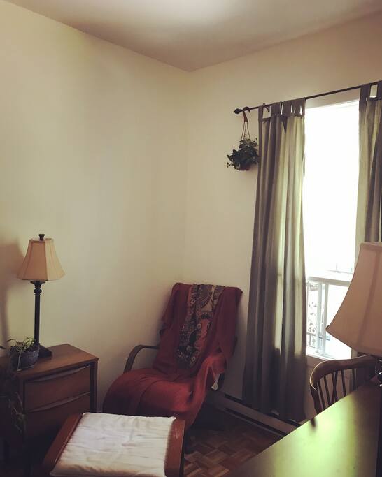 Reading/desk room