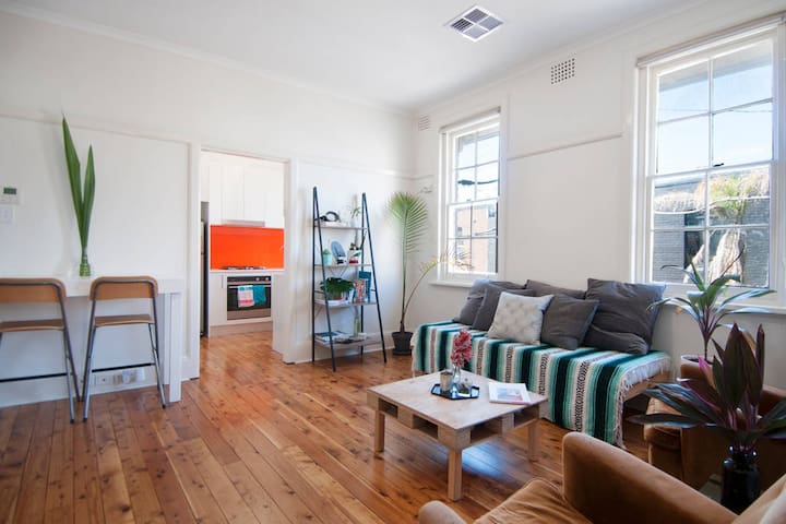 SPACIOUS SUNNY BEACHSIDE FLAT - MASTER BEDROOM