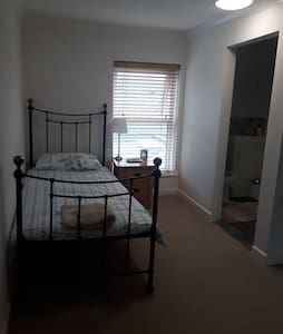 Ensuit Single Room in tranquil cottage house.