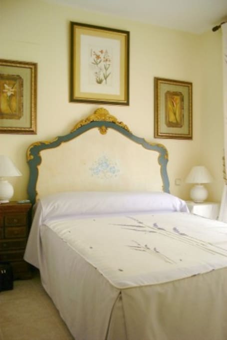 Dormitorio principal con la cama de matrimonio