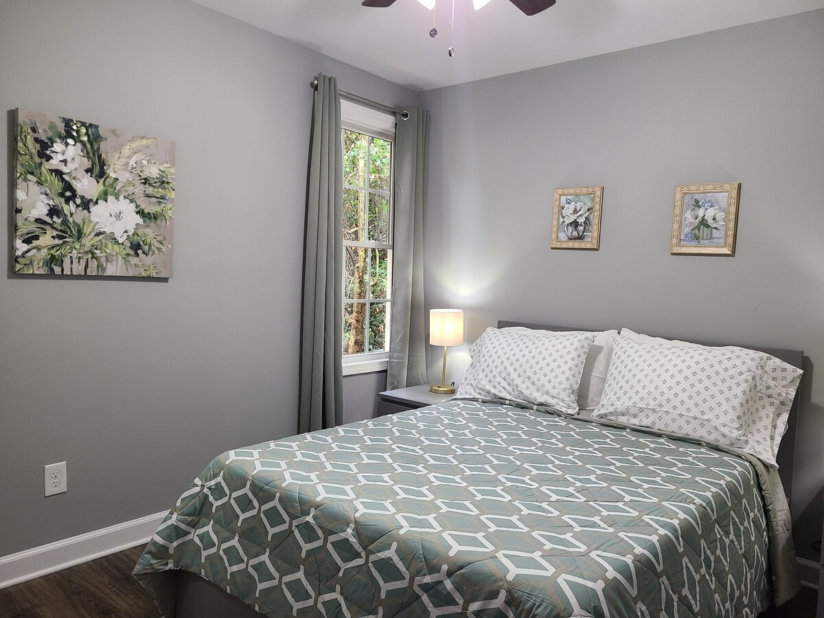 غرفة النوم رقم رقم: سرير كامل الحجم.