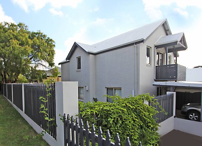 Stones Throw | Centre Of Town | Walk To Trails