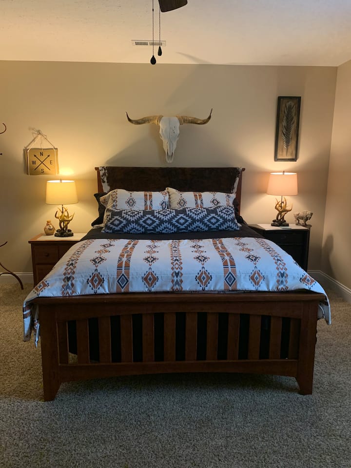 Pumzika na upumzishe katika chumba hiki cha kulala cha malkia wa 2.