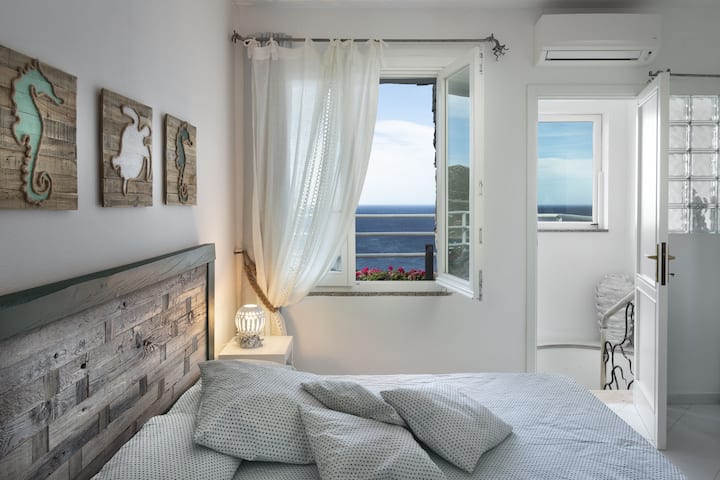 Suite Canto - Стая 2 - Стаите ни са красиви, просторни и светли и предлагат оазис на спокойствие и комфорт. Ще си починете приятно на това голямо двойно легло. Тази спалня разполага със самостоятелна баня, просторна и добре обзаведена.