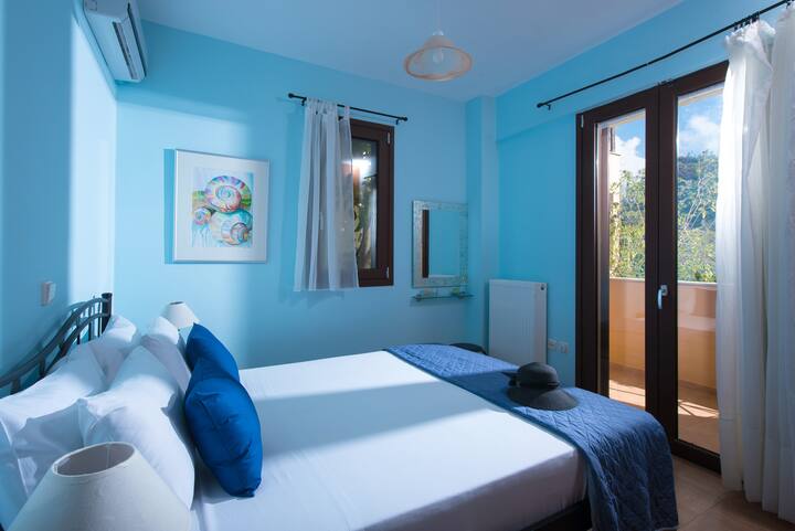 One of the 4 bedrooms with double bed